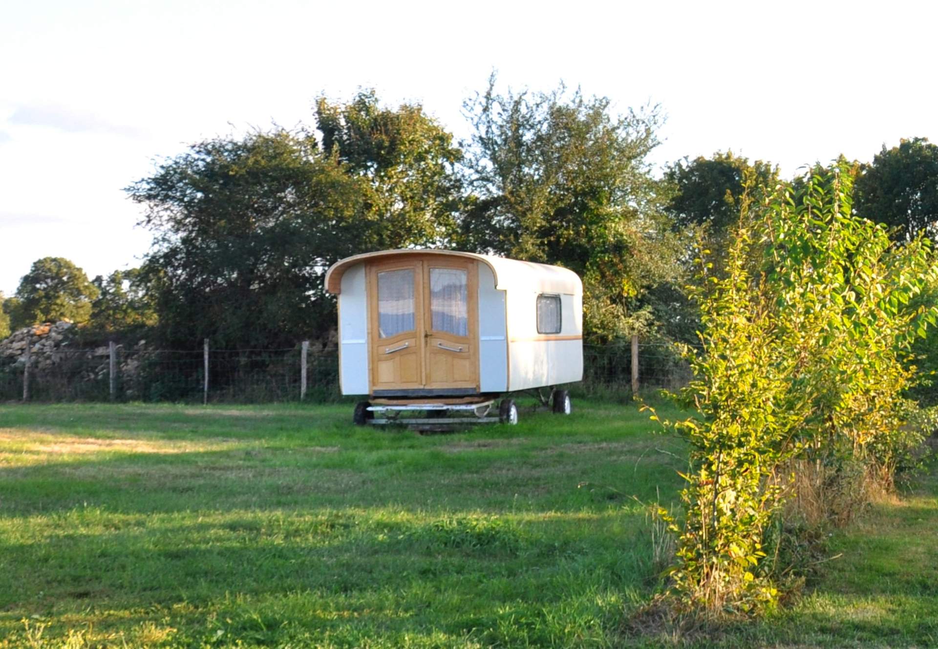 Roulotte Gitane Charmante roulotte en pleine nature, entourée de verdure et de tranquillité.