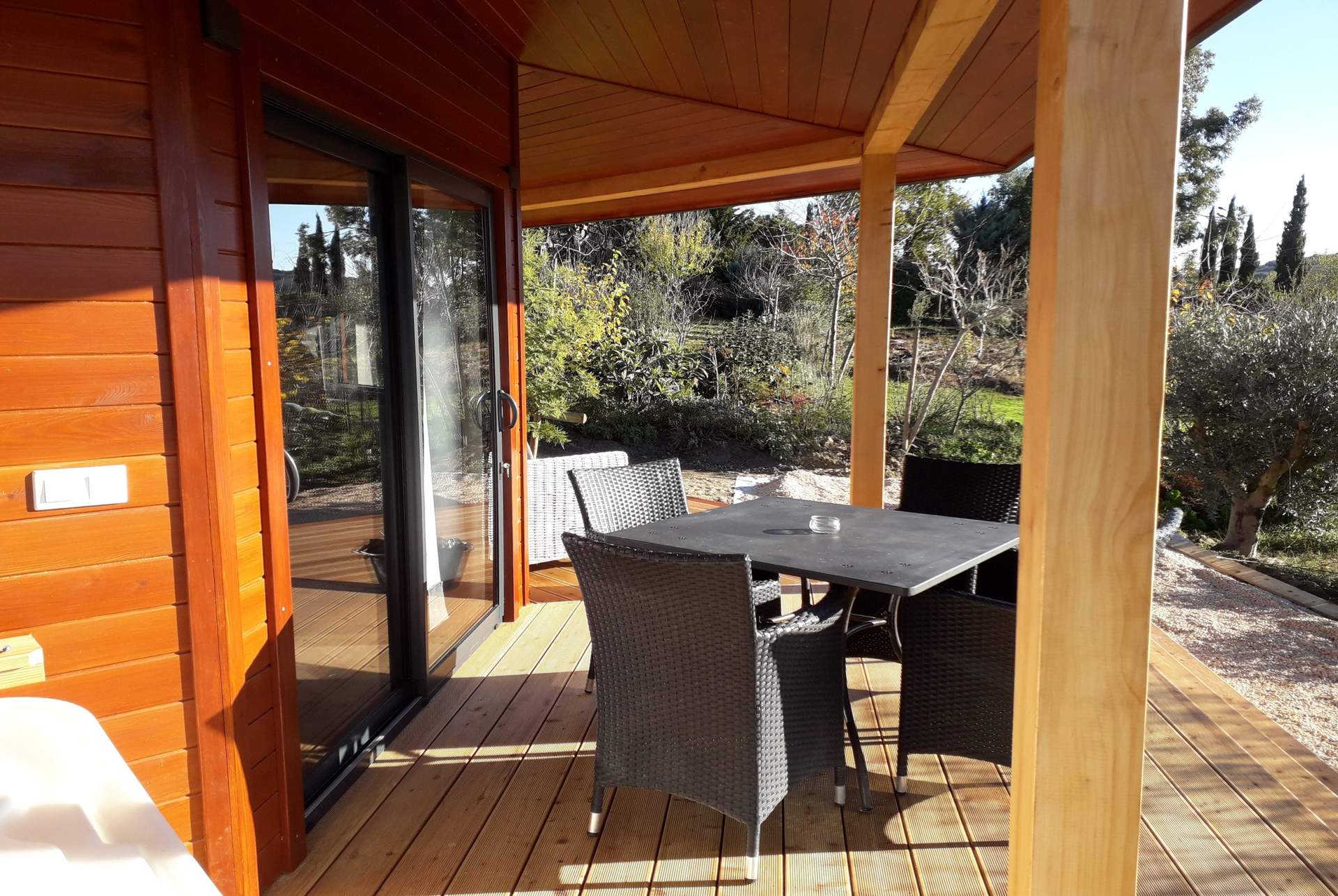 20201122_095942 - Copie Chalet en bois avec terrasse ensoleillée et mobilier extérieur confortable.