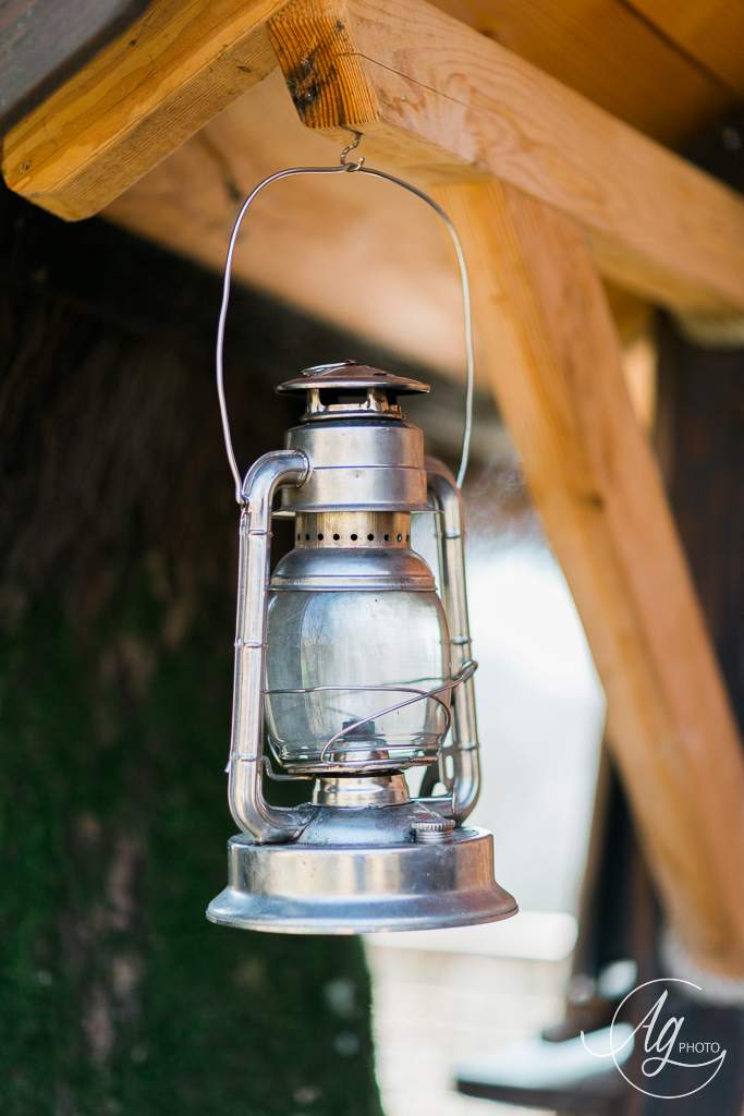 5AG_4526-cabanes-carpat Lanterne vintage suspendue dans un hébergement insolite en Auvergne-Rhône-Alpes.