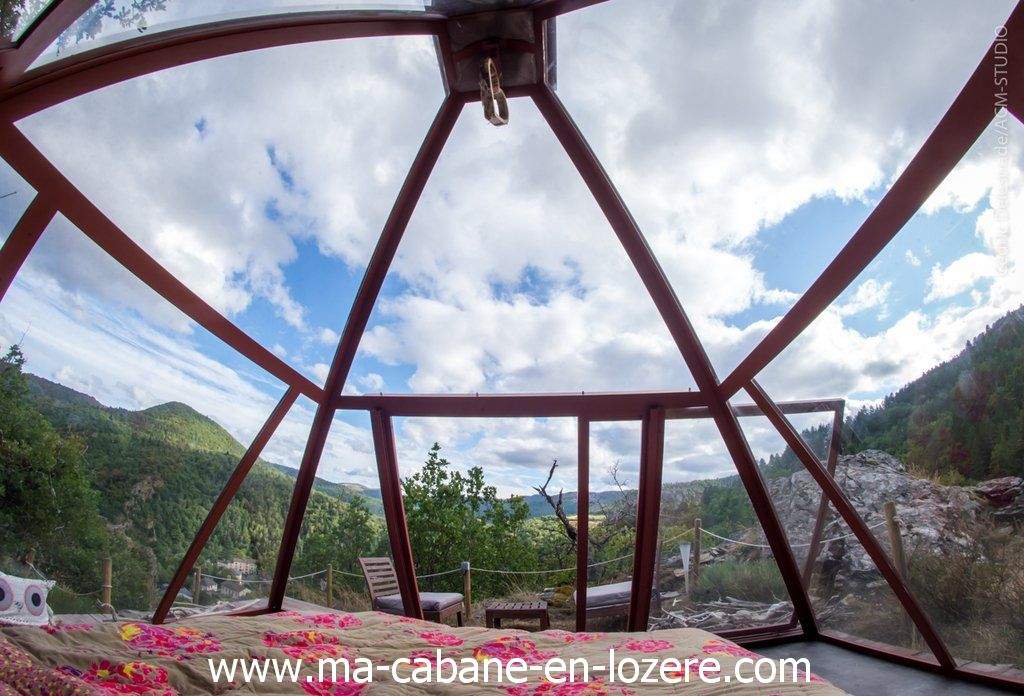 Pyramide_Ma p_tite_Cabane en Lozère Cabane en verre avec vue panoramique sur la nature verdoyante du Languedoc-Roussillon.