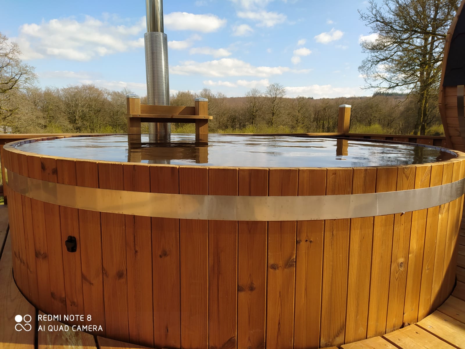 WhatsApp Image 2020-12-22 at 18.20.08 Hébergement insolite en Basse-Normandie avec un jacuzzi en bois, entouré de verdure.