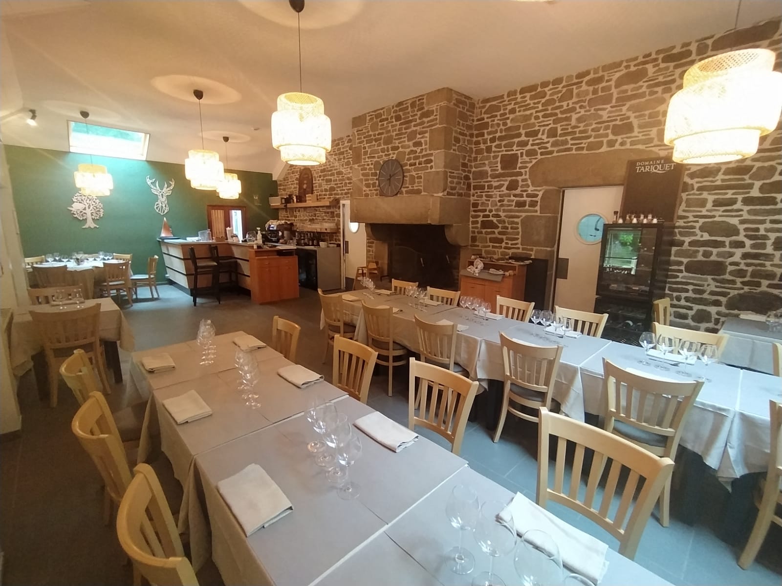 retaurant gerys angle etape en foret Hébergement insolite en Basse-Normandie : salle à manger chaleureuse avec pierres apparentes.