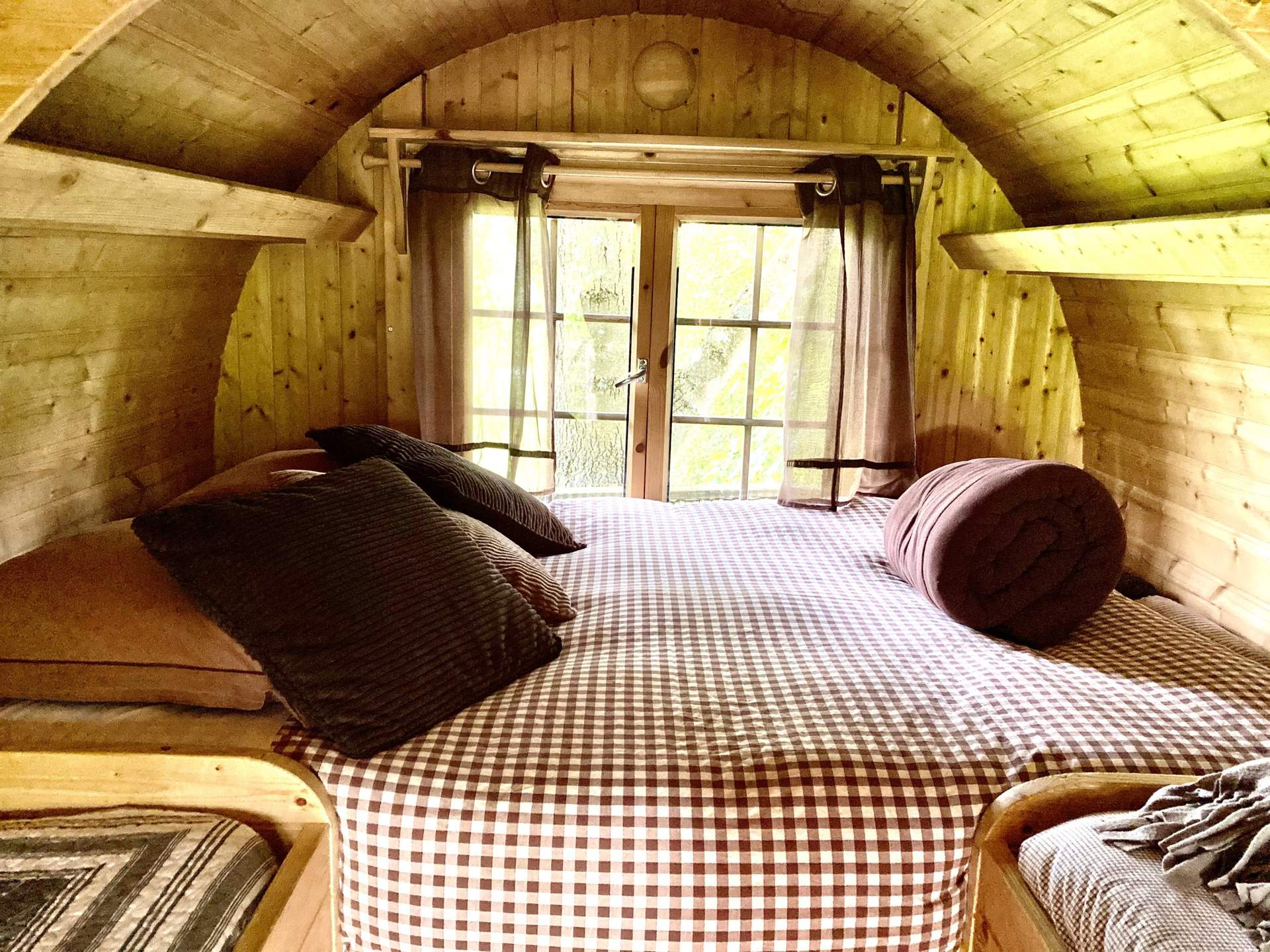 IMG-2328 (1) Cabane en bois cosy avec lit douillet et vue sur la nature en Basse-Normandie.