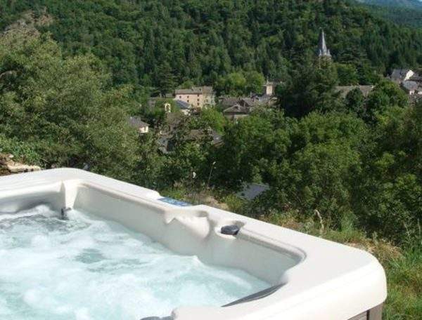 jacuzzi-petite-cabanes-lozere