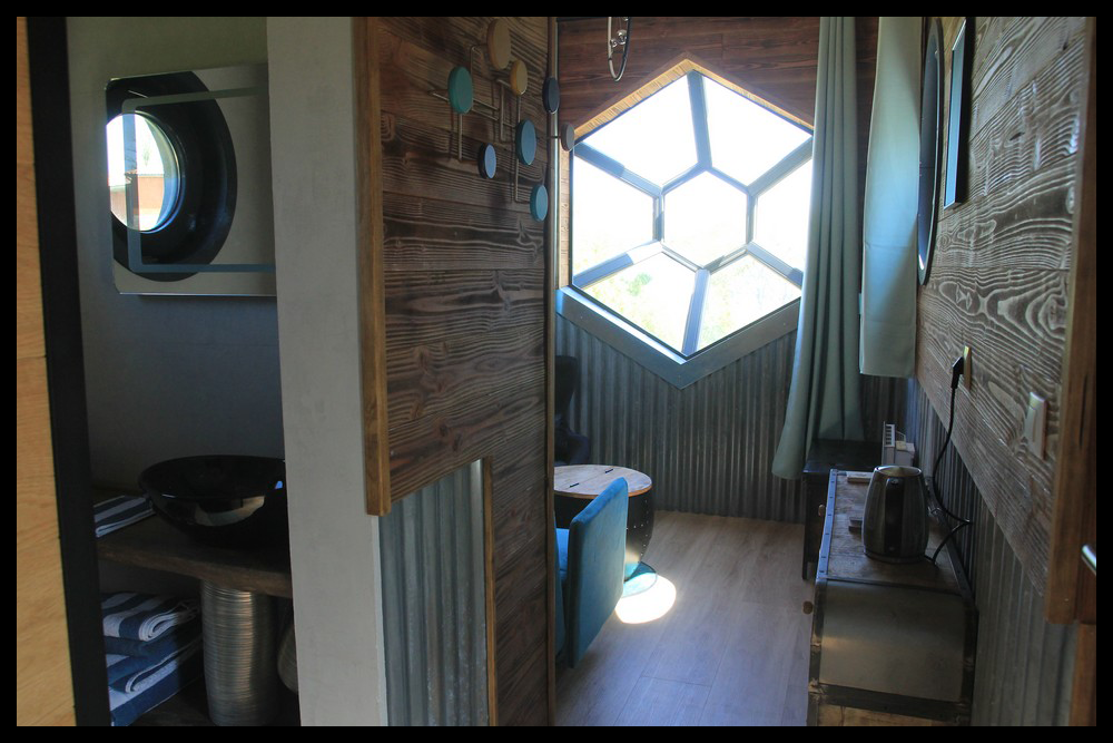 10 Hébergement insolite en Midi-Pyrénées, intérieur moderne avec fenêtre géométrique.