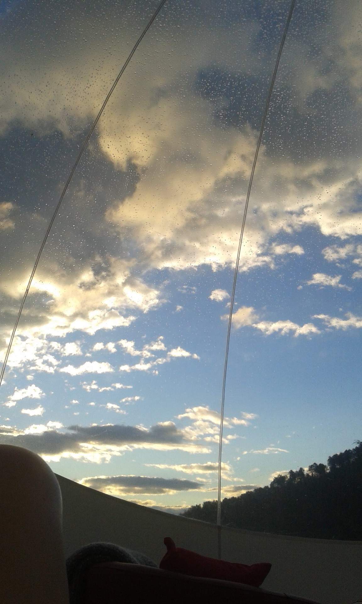 20170724_065548 Hébergement insolite en bulle, vue panoramique sur un ciel nuageux et lumineux.