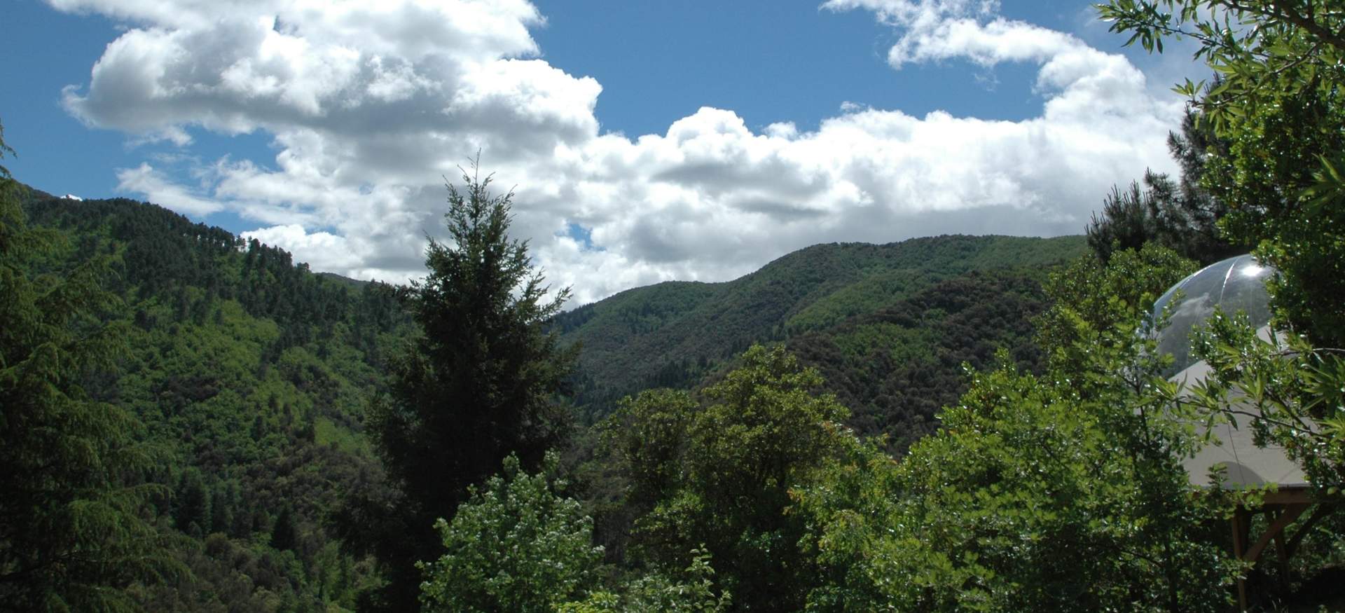 4 Profil bulle - Copie Hébergement insolite en bulle, avec vue panoramique sur les collines verdoyantes.