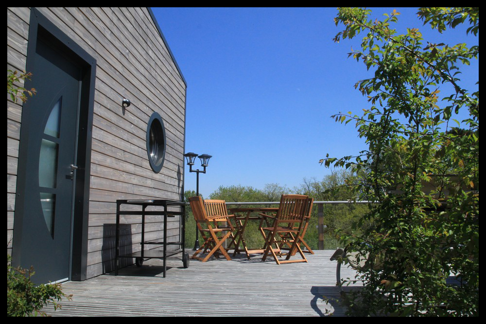 8 Hébergement insolite en Midi-Pyrénées, avec terrasse en bois et vue dégagée.