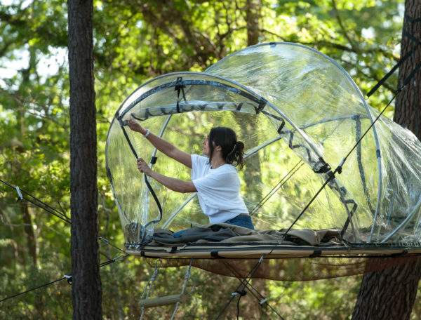 France, Morbihan (56), Ploemel, domaine de Dihan et ses hbergements touristique, femme dans une tente bulle suspendue (property et modle release ok) // France, Morbihan, Ploemel, tourist accomodation of Dihan, woman in a suspended bubble tent (property release and model release ok)