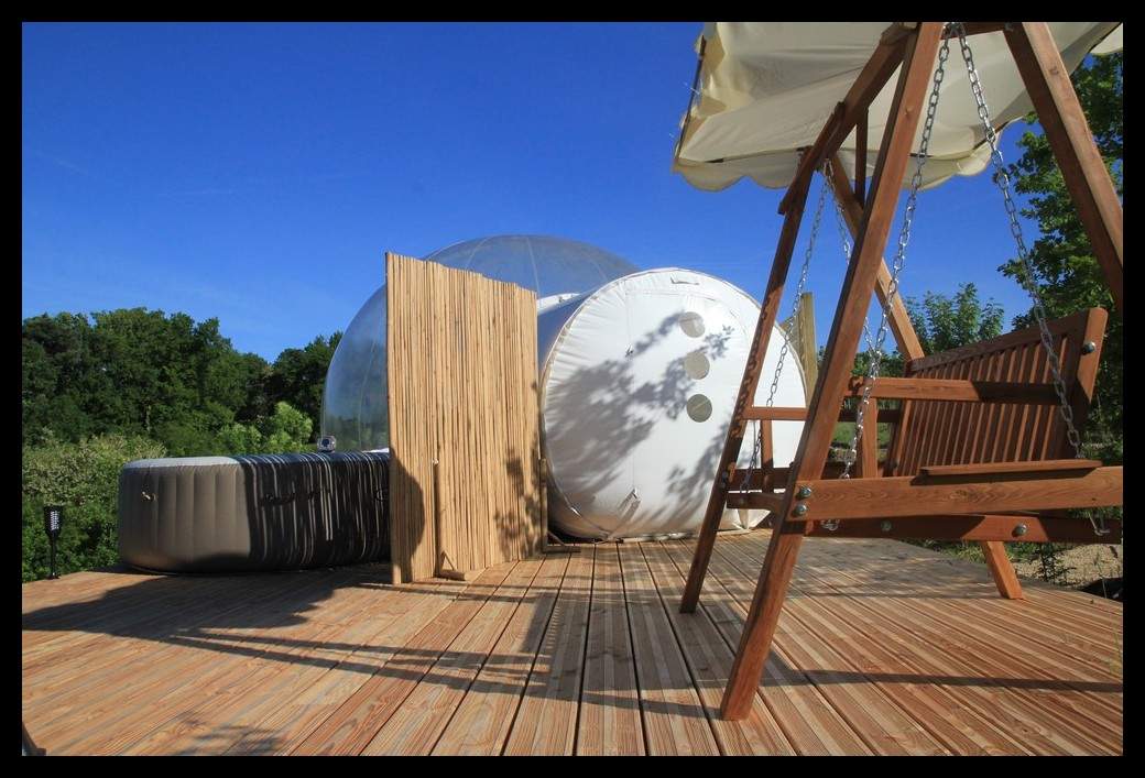 IMG_0036 Hébergement insolite en bulle transparente avec terrasse en bois et balancelle.