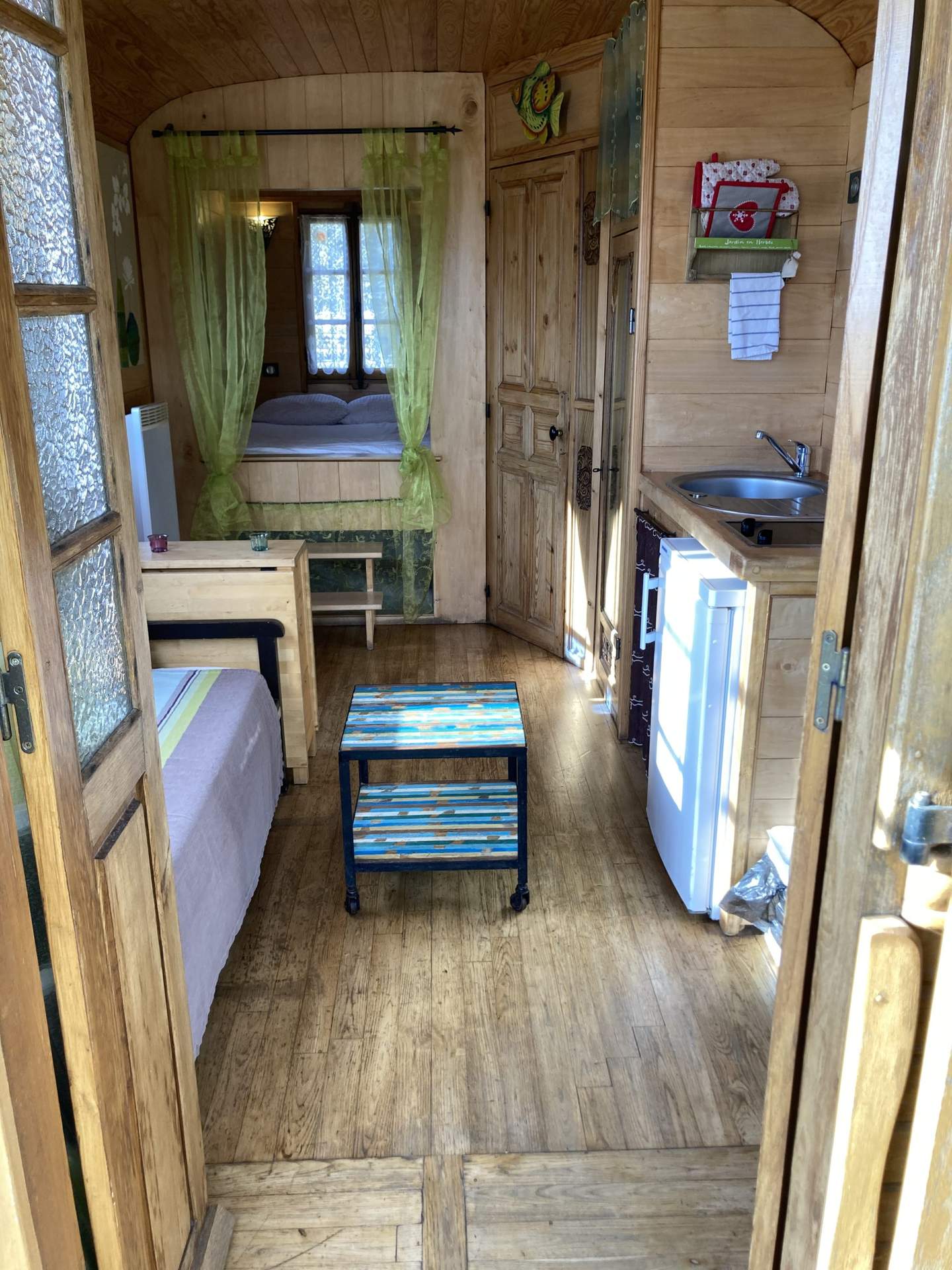 IMG_1613 Hébergement insolite en bois à Languedoc-Roussillon, intérieur chaleureux et lumineux.