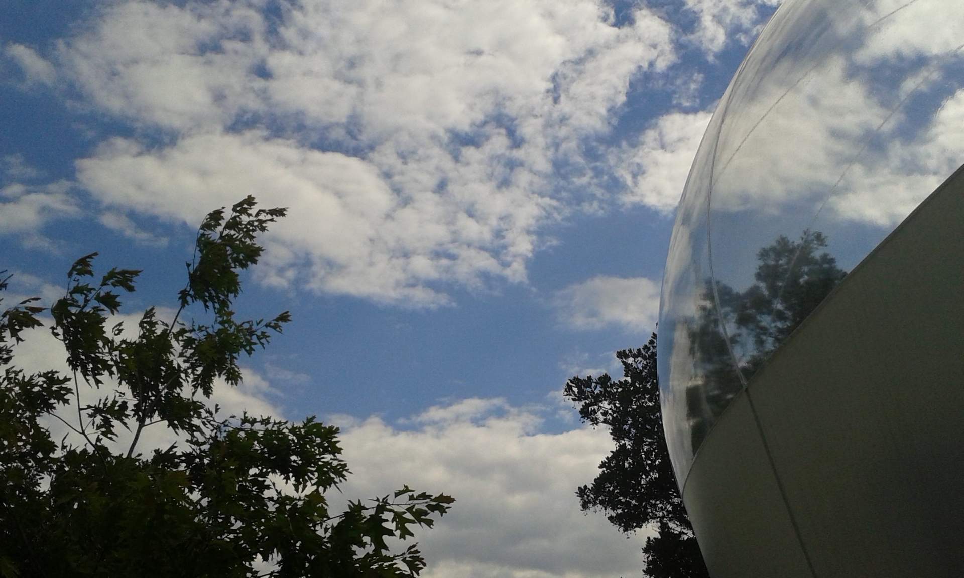 Moitié bulle moitié ciel 2018 Hébergement insolite en bulle transparente sous un ciel nuageux à Languedoc-Roussillon.