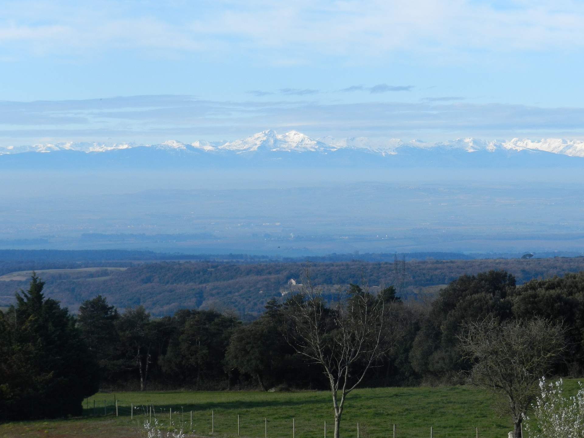 V1 Hébergement insolite en Languedoc-Roussillon avec vue panoramique sur les montagnes.