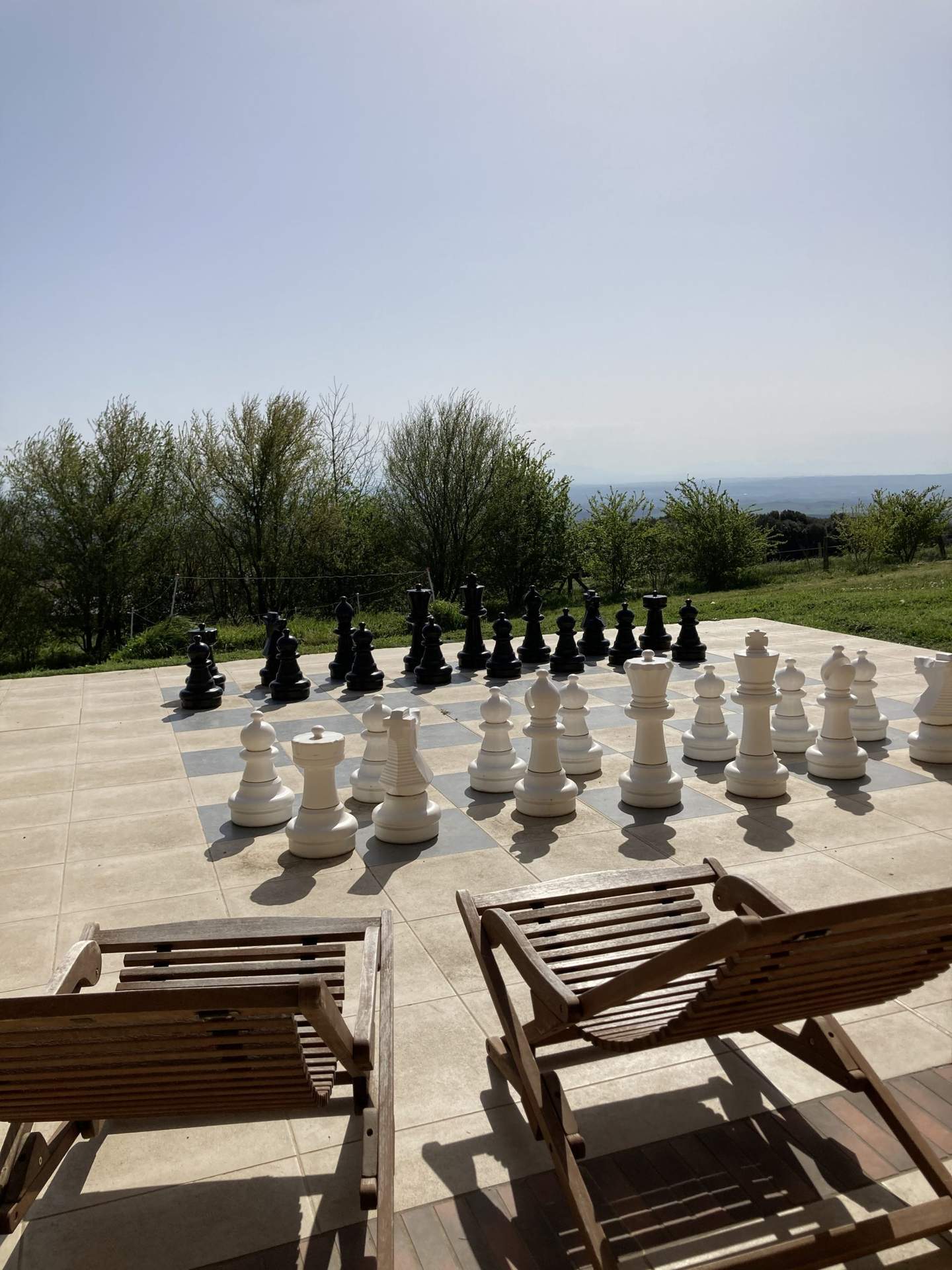 jeu d'échecs géants Hébergement insolite en Languedoc-Roussillon avec un grand échiquier extérieur.