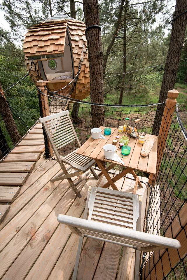 petit déjeuner au lov'nid de Dihan Bretagne Cabane perchée en Bretagne, avec terrasse en bois et vue sur la forêt.