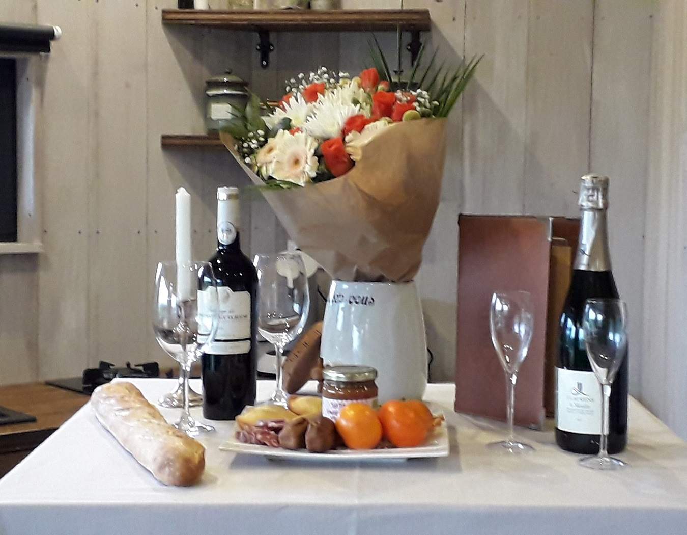 20201201_095913 - Copie Hébergement insolite en Languedoc-Roussillon, table dressée avec fleurs et vins.