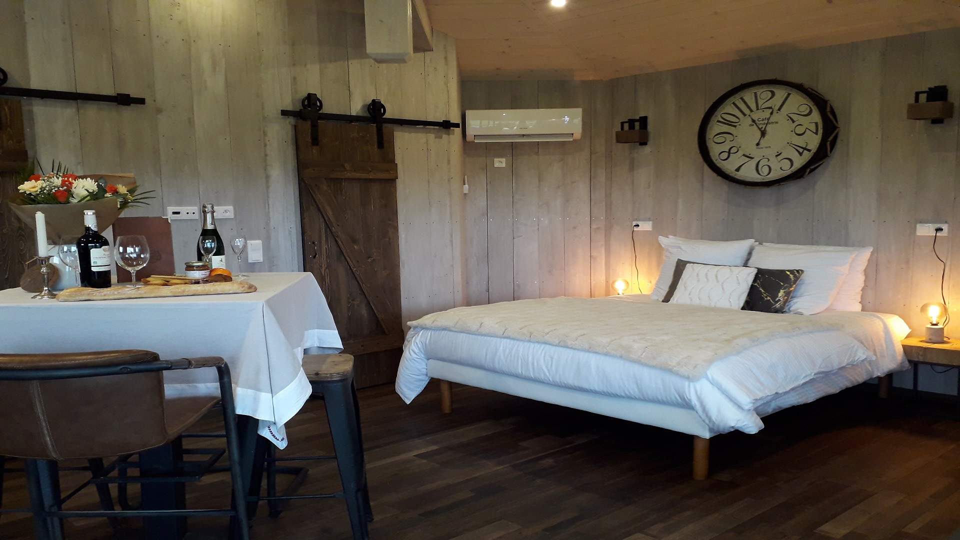 20201201_100332 - Copie Chalet moderne en bois avec lit douillet et coin repas romantique.