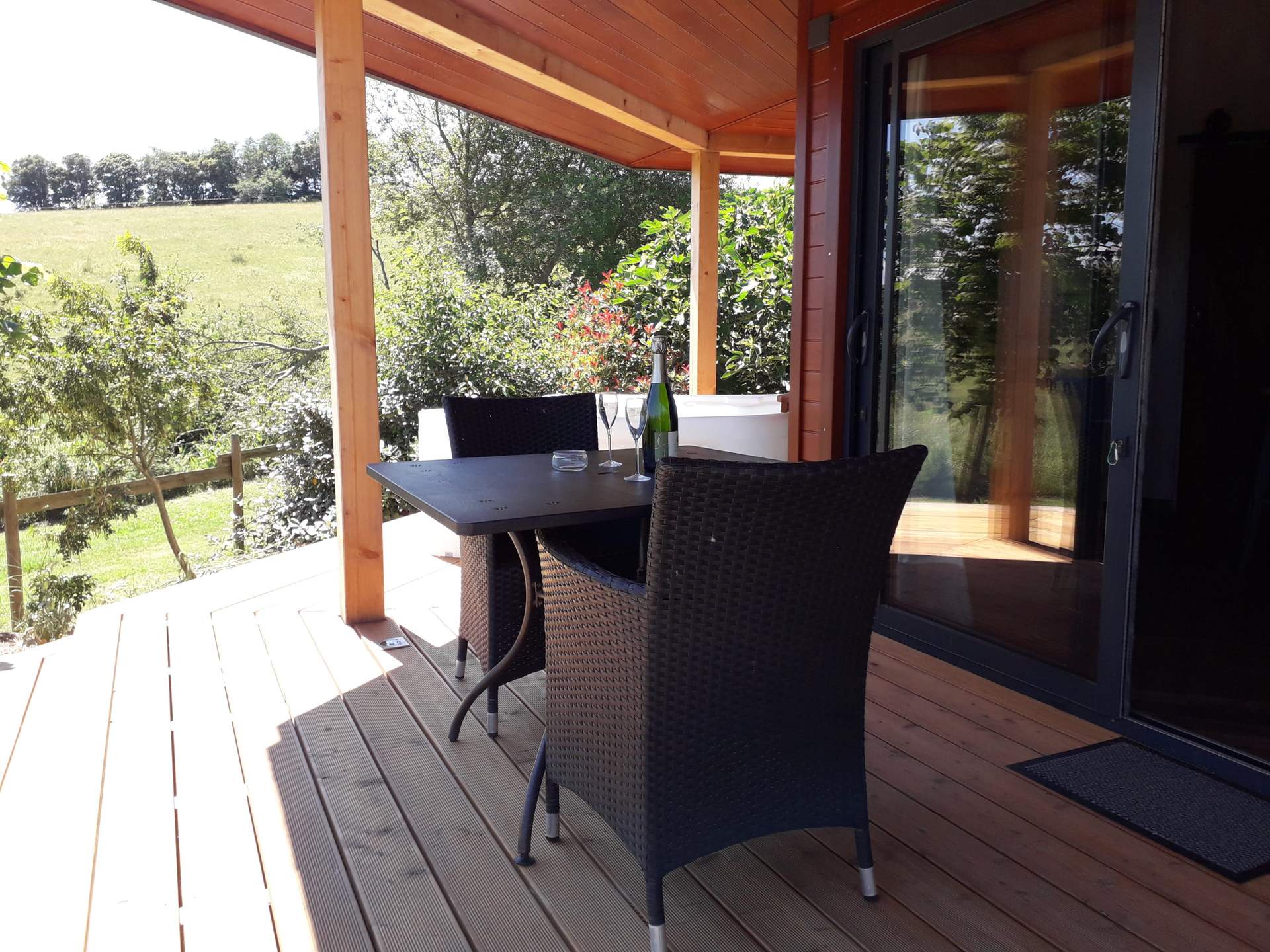 20210610_153438 Hébergement insolite en Languedoc-Roussillon, terrasse en bois avec vue verdoyante.