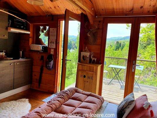 Cerf-Ma-p_tite_Cabane-en-Lozere-(1) Cabane en bois avec vue panoramique sur la nature, ambiance chaleureuse et cosy.