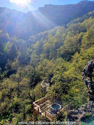 Ecureuil-Ma-p_tite_Cabane-en-Lozere-(8) Cabane perchée en bois avec vue panoramique sur la vallée verdoyante.