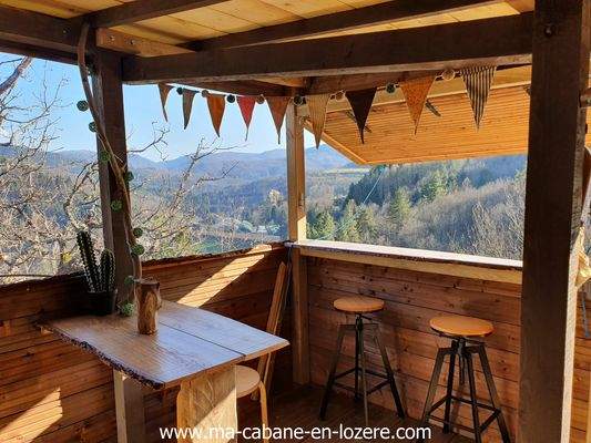 Pyramide-Ma-p_tite_Cabane-en-Lozere-(6) Cabane perchée en Languedoc-Roussillon avec vue panoramique et décoration boisée.