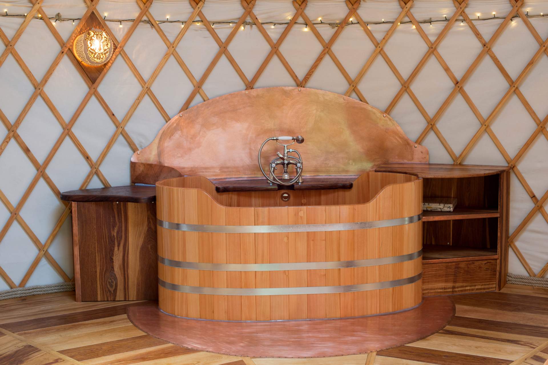 000_6084 Intérieur dune yourte en Bourgogne avec un bar en bois chaleureux et élégant.