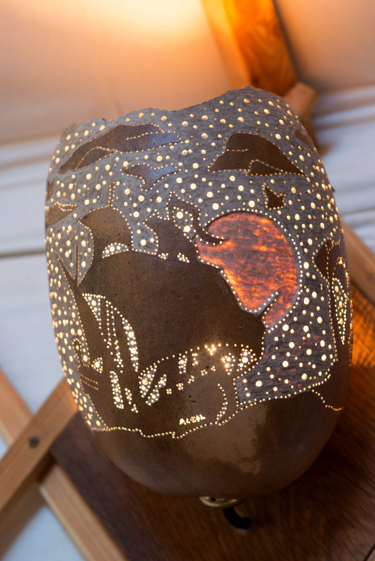 000_6114 Hébergement insolite en Bourgogne : lampe en pierre décorative illuminée, ambiance chaleureuse.