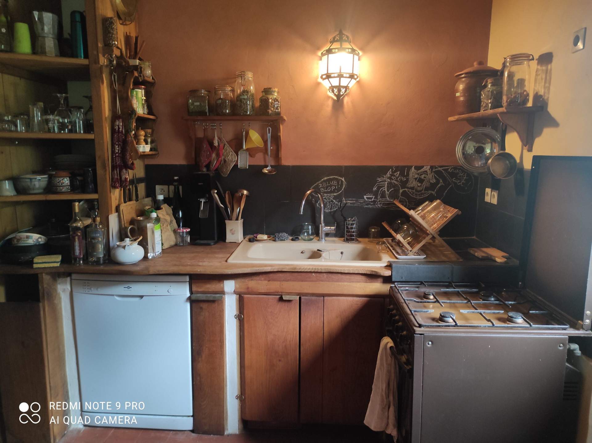 IMG_20210724_122011 Cuisine chaleureuse dun hébergement insolite en Bourgogne, bois et ambiance rustique.