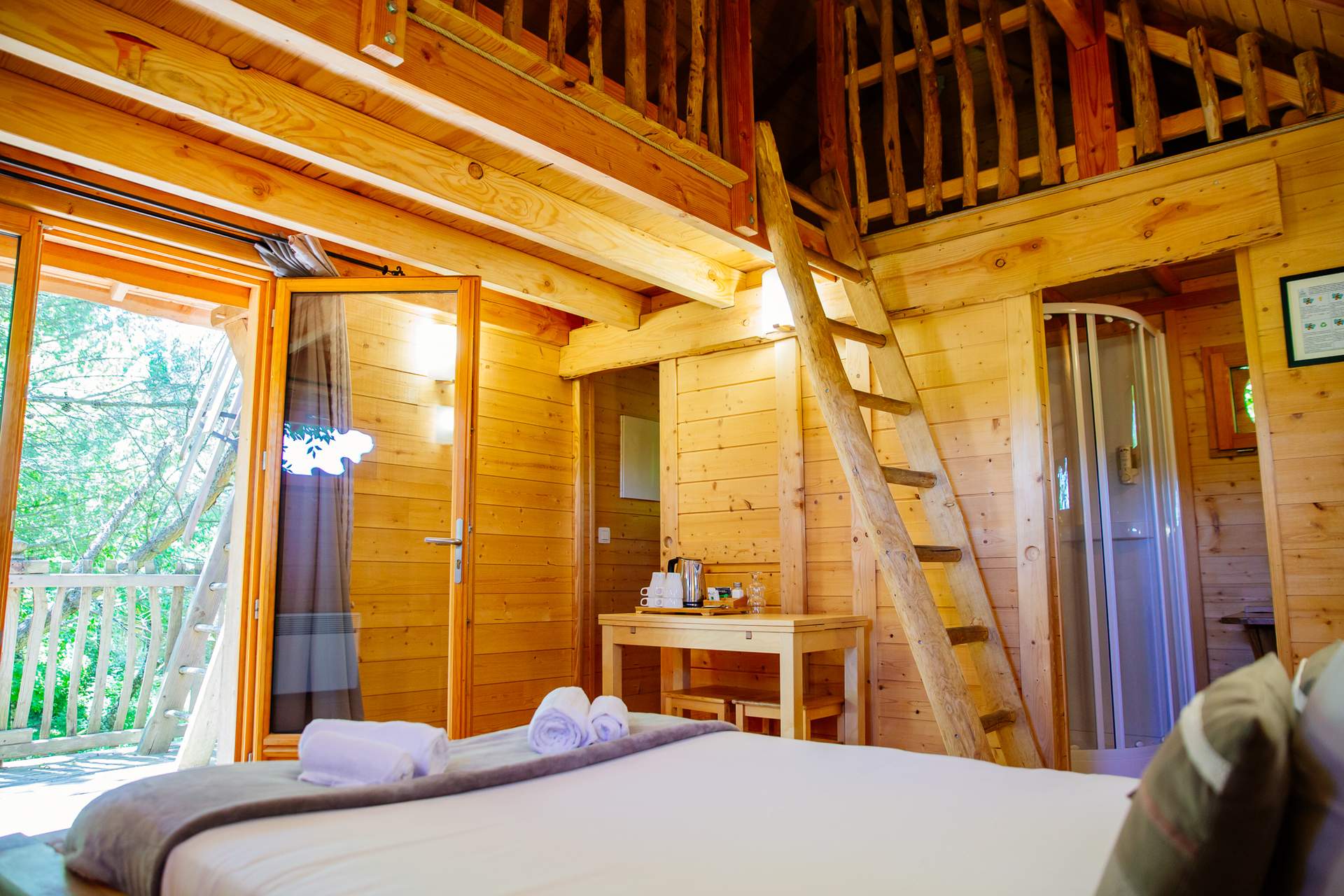 Cabane Palombiere 5 Cabane en bois avec mezzanine, vue sur la nature et décoration chaleureuse.