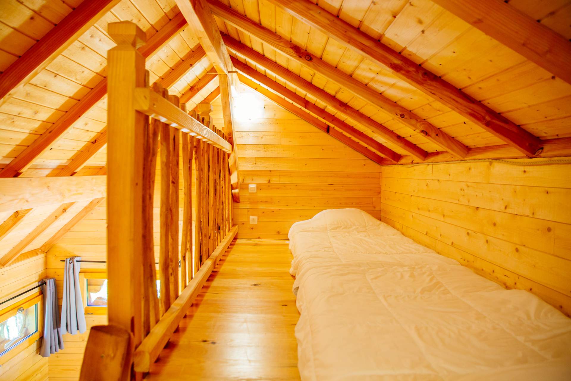 Cabane Palombiere 7 Chalet en bois avec mezzanine, ambiance chaleureuse et lumineuse en Aquitaine.