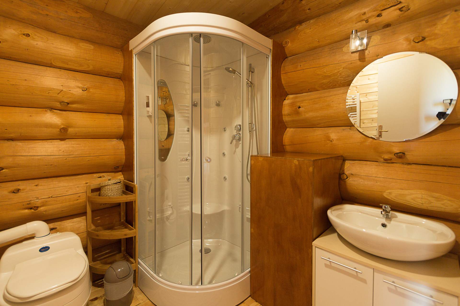 Cabane de trappeur 5 Salle de bain en bois dans un hébergement insolite en Aquitaine, avec douche moderne.
