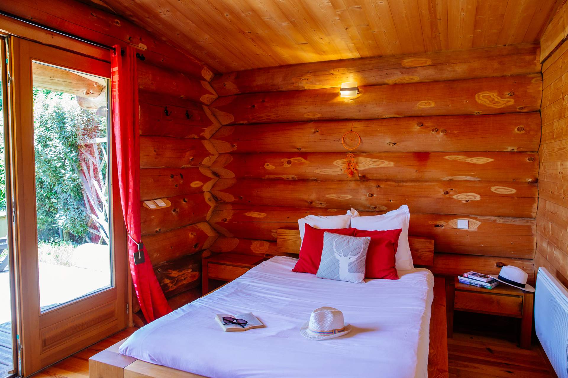 Cabane de trappeur spa 4 Chalet en bois chaleureux avec lit douillet et vue sur la nature en Aquitaine.