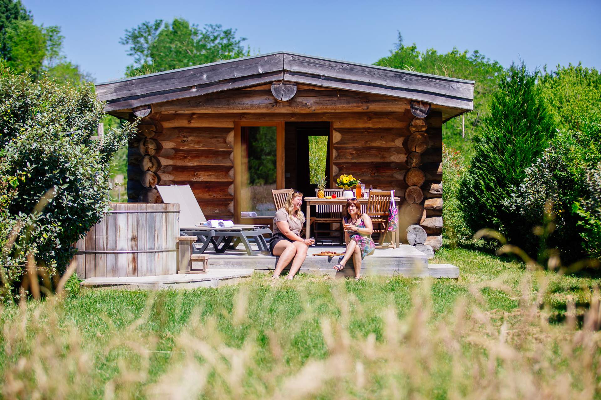 Cabane de trappeur spa 8 Cabane en bois en Aquitaine, avec terrasse et jacuzzi, idéale pour se détendre.