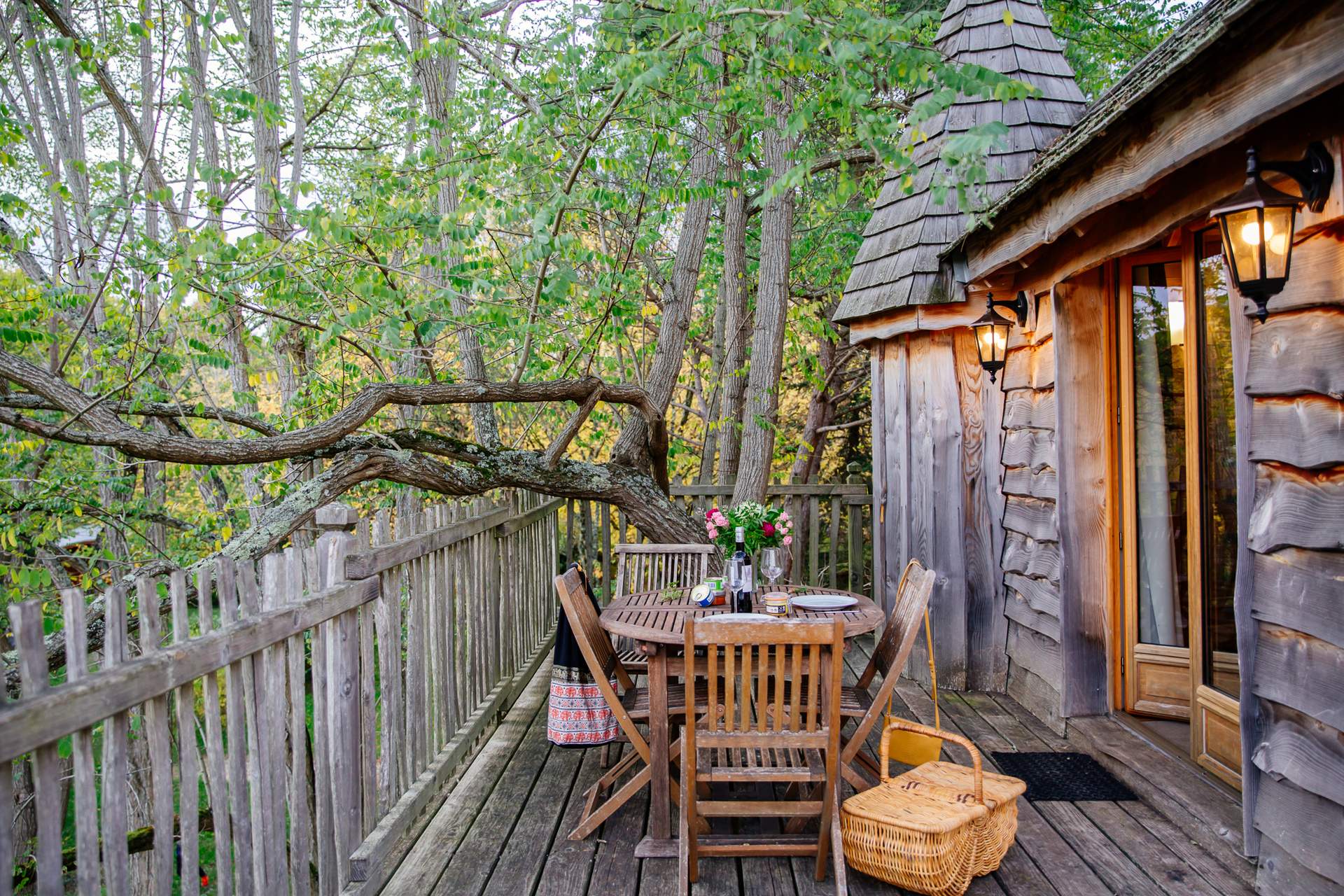 Chateau dans les arbres 3 Cabane perchée en Aquitaine avec terrasse en bois et vue sur la nature.