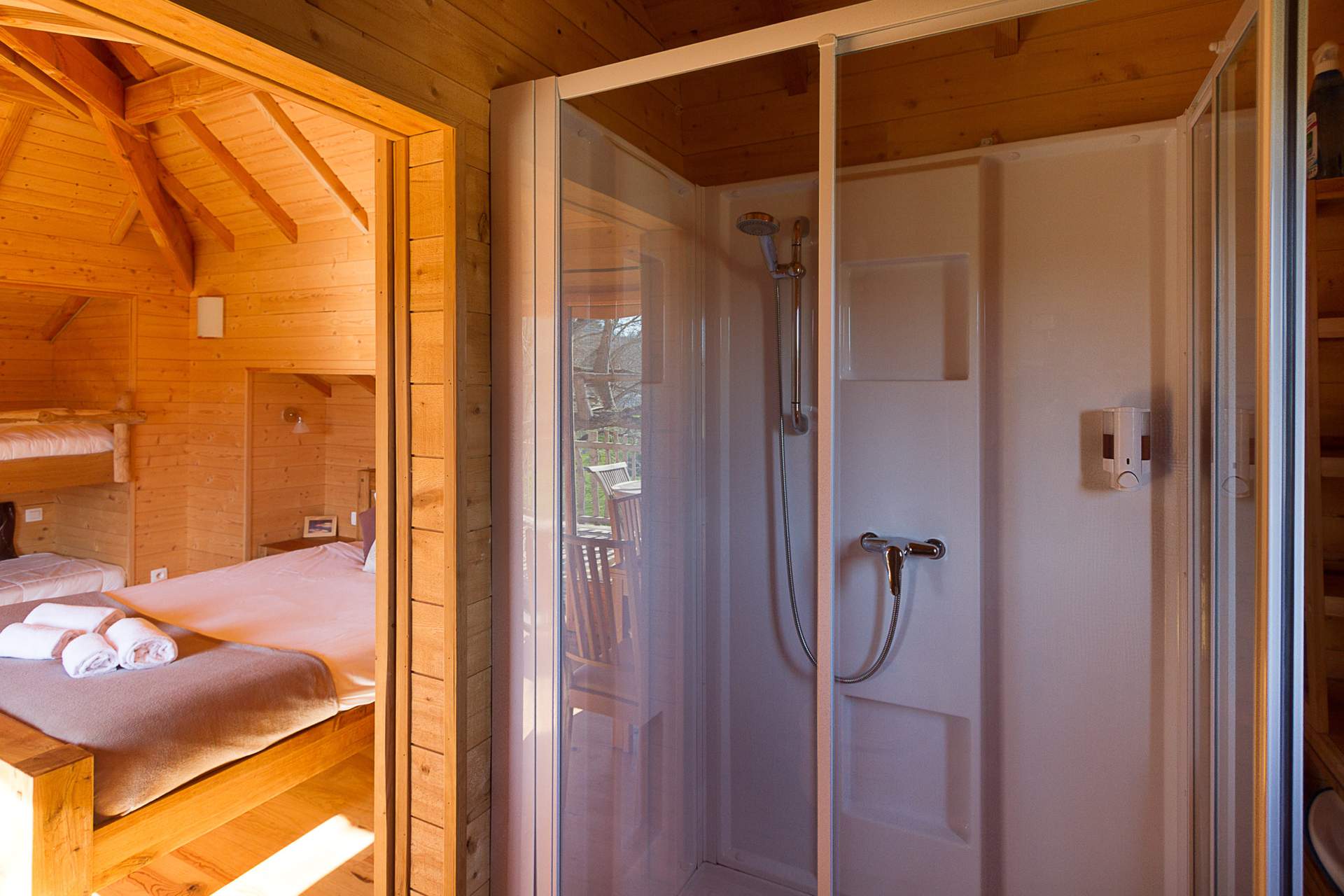 Chateau dans les arbres 6 Cabane en bois avec salle de bain moderne, ambiance chaleureuse et naturelle.
