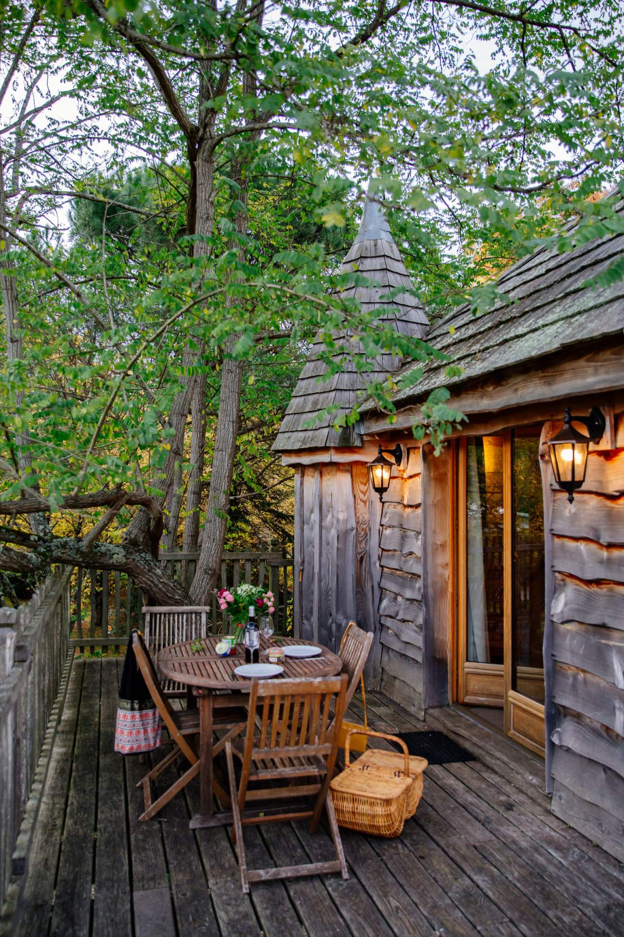 Chateau dans les arbres 9 Cabane perchée en Aquitaine avec terrasse en bois et vue sur la nature environnante.