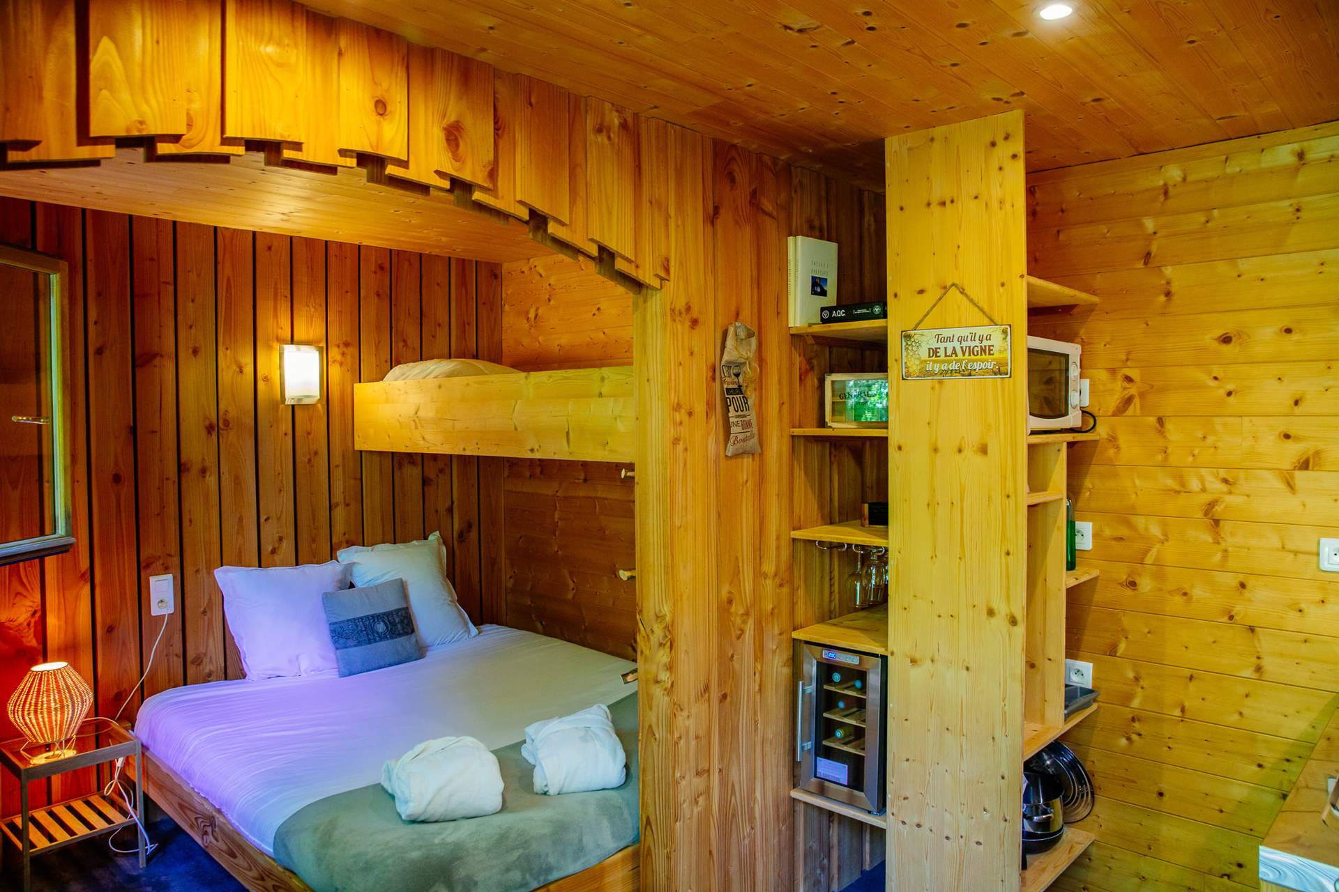 Oenolodge avec spa 4 Chalet en bois chaleureux avec lit superposé et décor naturel en Aquitaine.