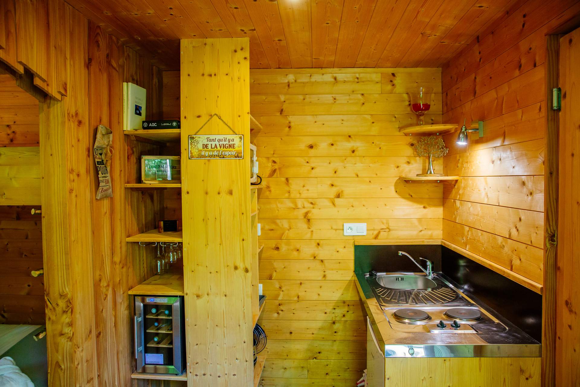 Oenolodge avec spa 5 Cabane en bois en Aquitaine avec cuisine équipée et ambiance chaleureuse.
