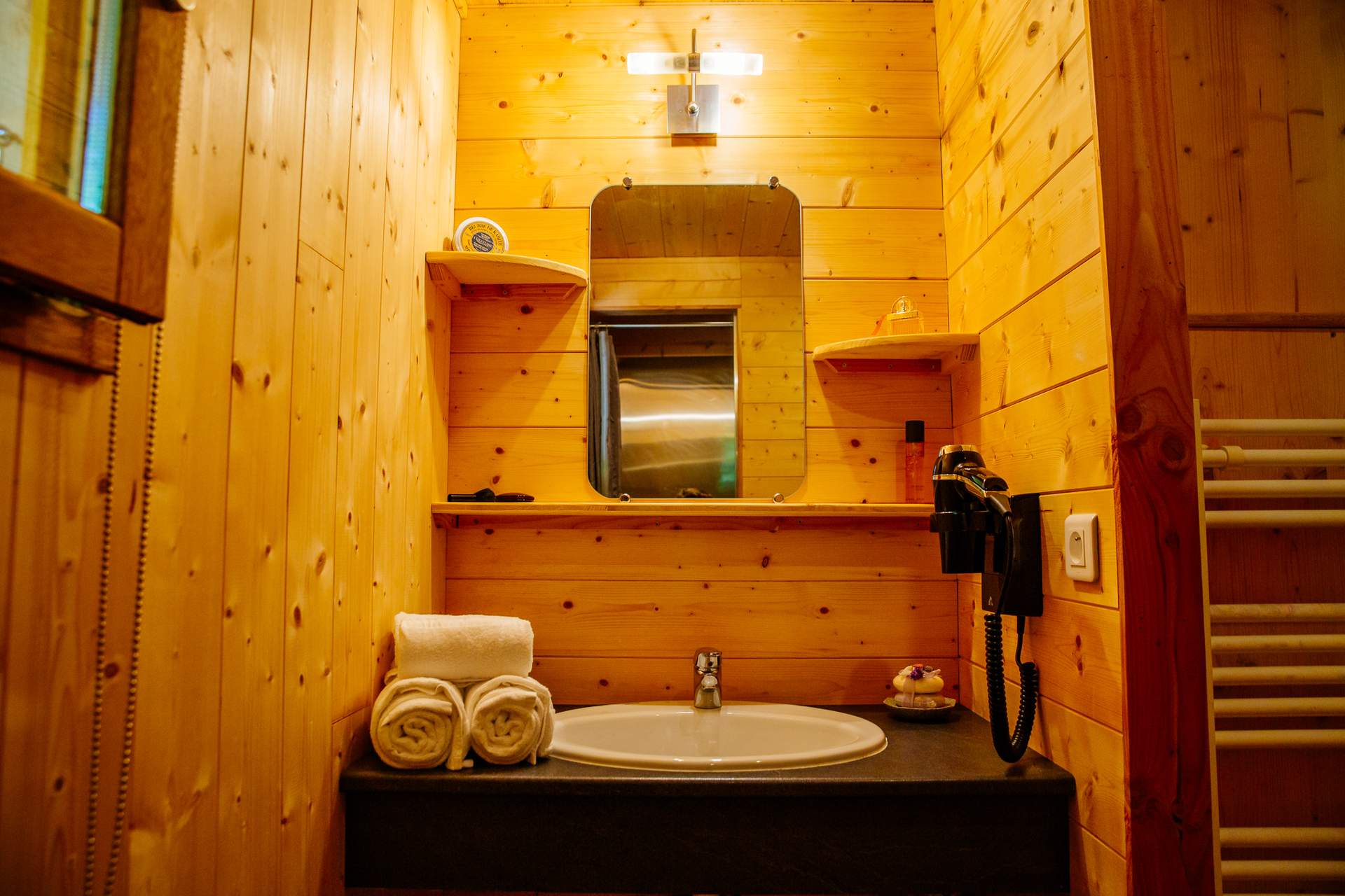 Oenolodge avec spa 6 Salle de bain en bois dans un hébergement insolite en Aquitaine, avec lavabo et miroir.