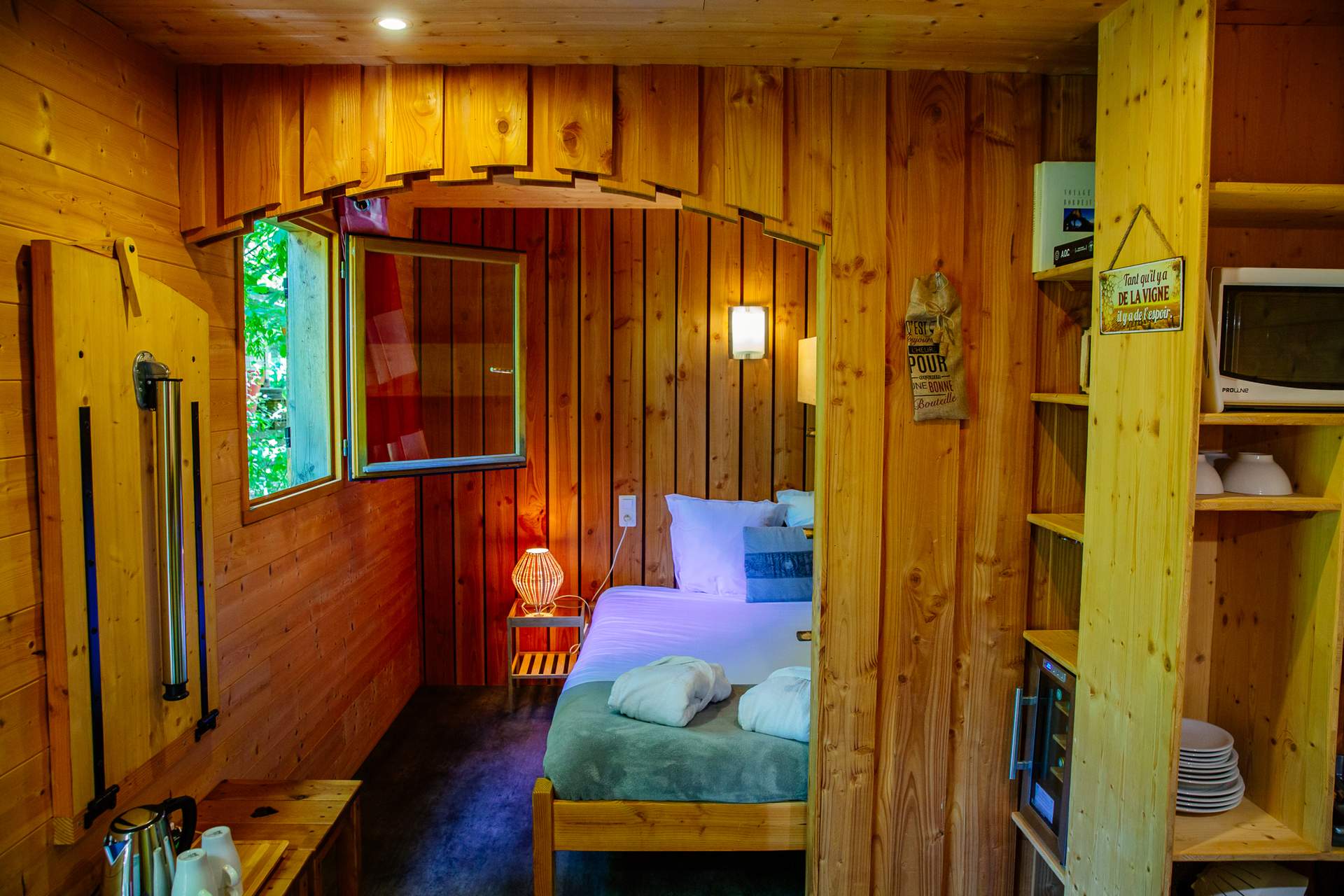 Oenolodge avec spa 7 Cabane en bois cosy en Aquitaine, avec une vue sur la nature verdoyante.