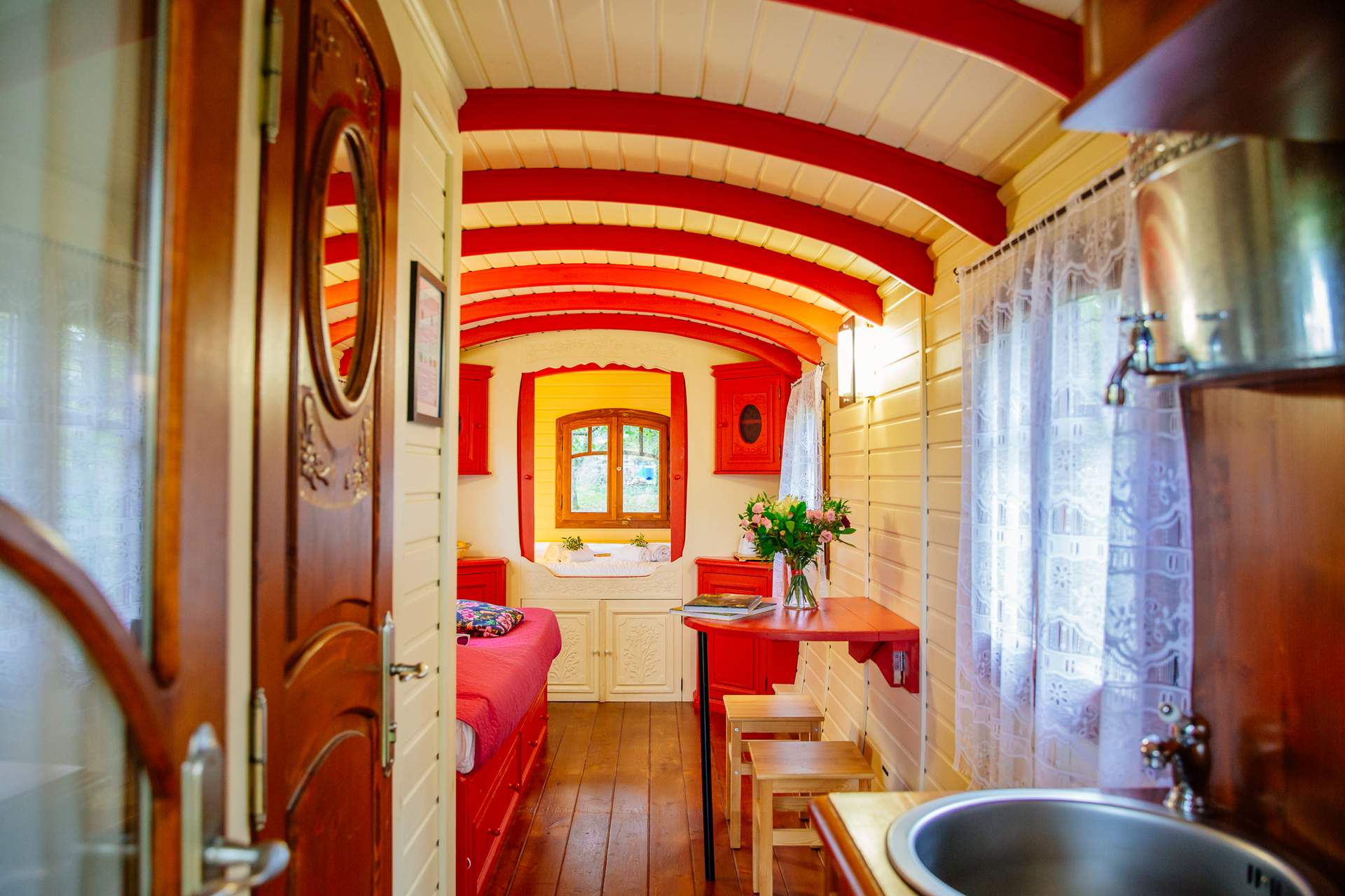 Roulotte Tzigane 4 Hébergement insolite en Aquitaine : roulotte colorée avec intérieur en bois chaleureux.