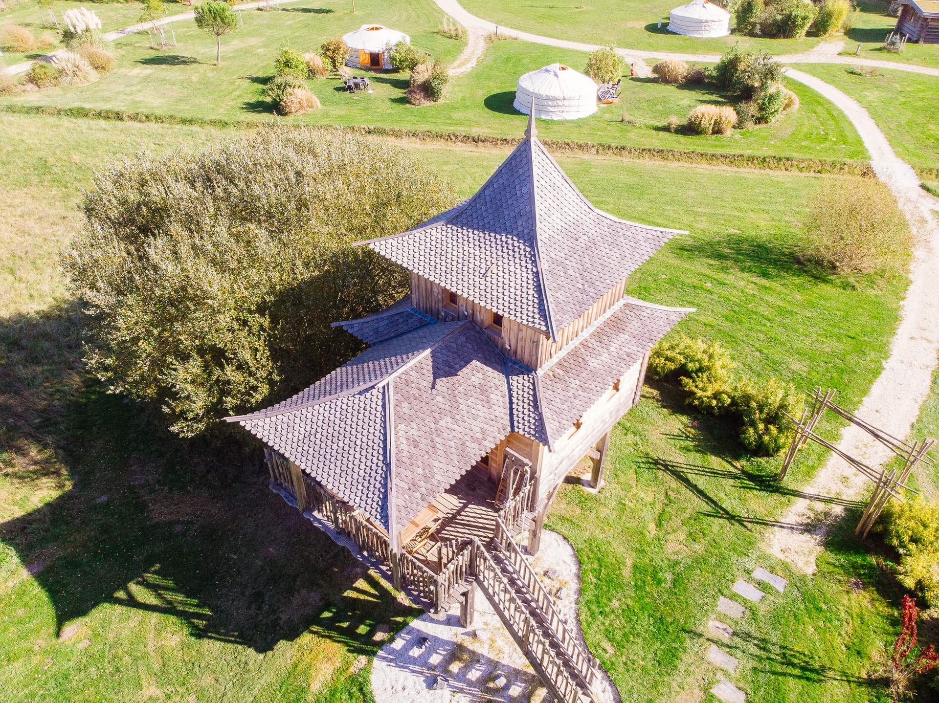 Temple perche avec spa 3 Hébergement insolite en Aquitaine : cabane en bois avec toit en pente et vue panoramique.