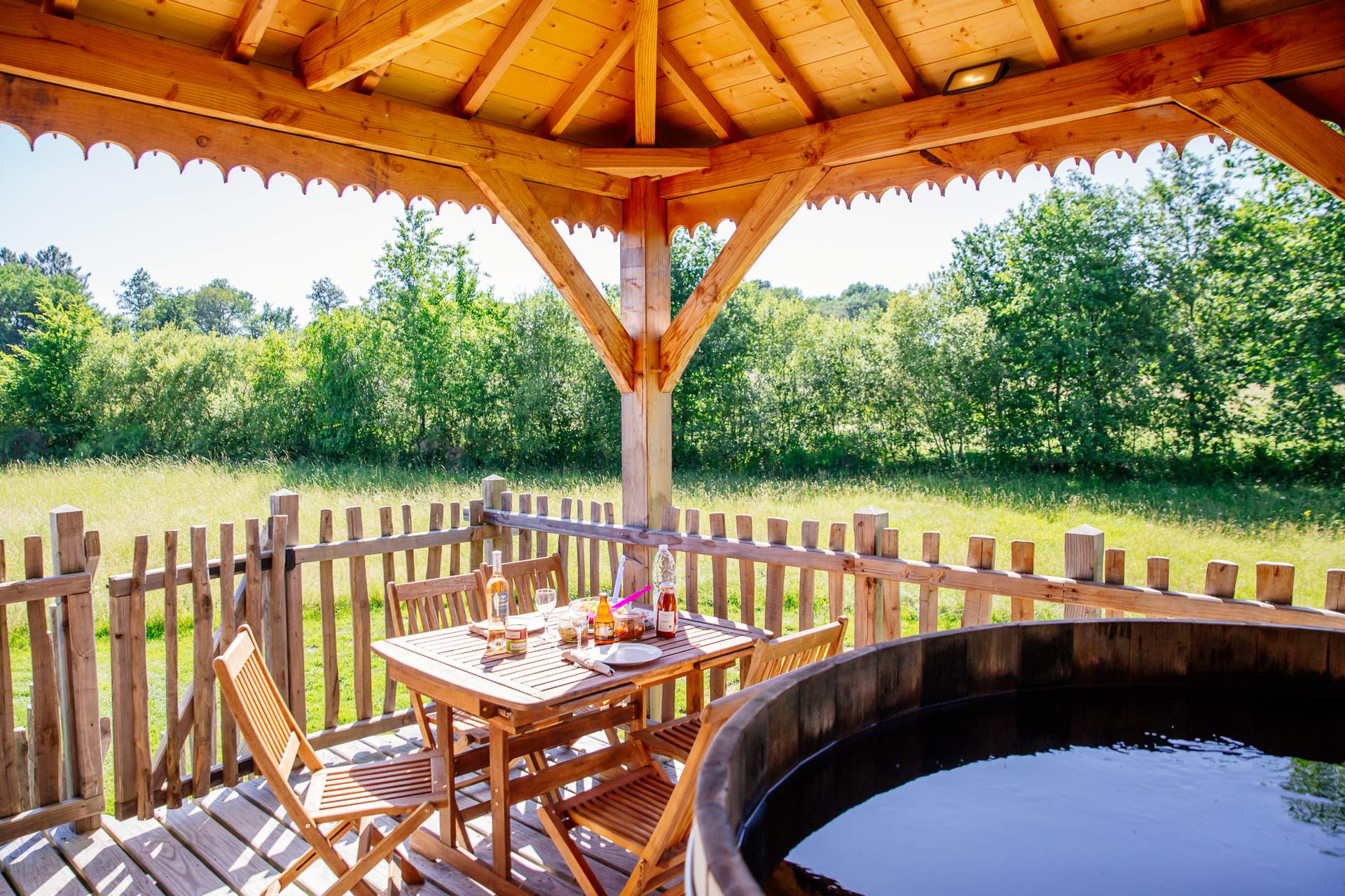 Temple perche avec spa 4 Hébergement insolite en Aquitaine : cabane en bois avec jacuzzi et vue sur la nature.