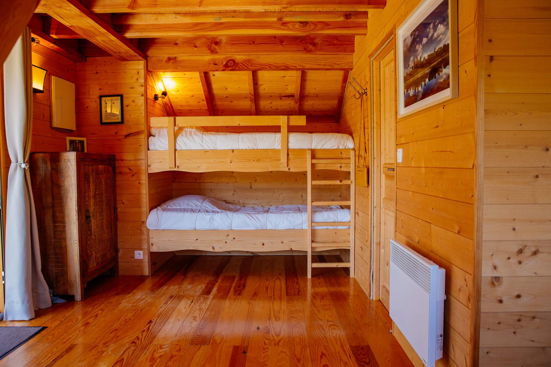 Temple perche avec spa 6 Chalet en bois avec lits superposés, ambiance chaleureuse et lumineuse.