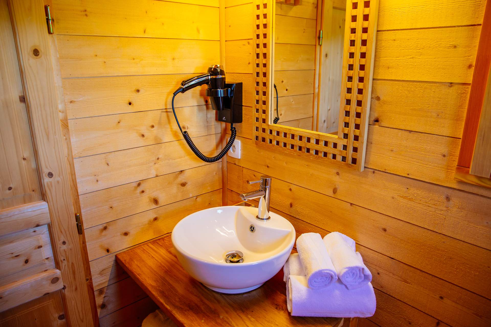 Temple perche avec spa 7 Salle de bain en bois dans un hébergement insolite en Aquitaine, avec lavabo moderne.