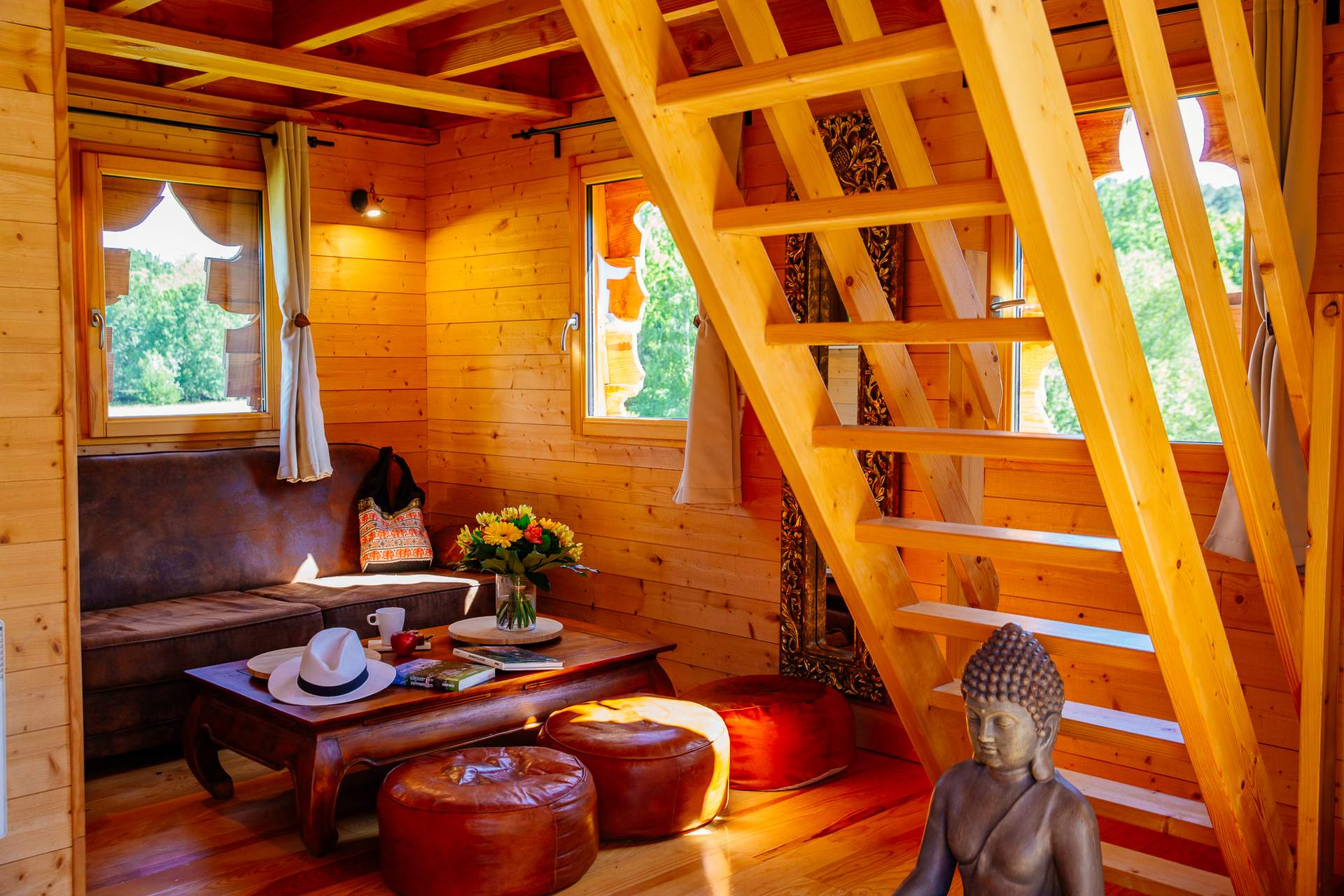 Temple perche avec spa 9 Cabane en bois avec mezzanine, décor zen et lumière naturelle. Parfait pour un séjour relaxant.