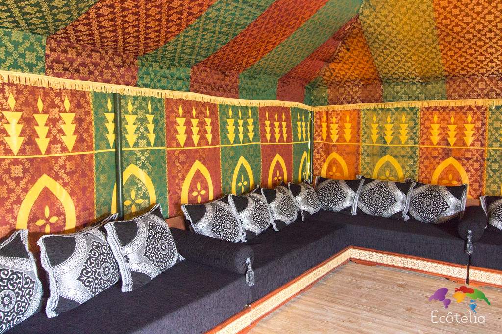 Tente Caidale 5 Tente berbère colorée avec coussins noirs, idéale pour un séjour insolite en Aquitaine.