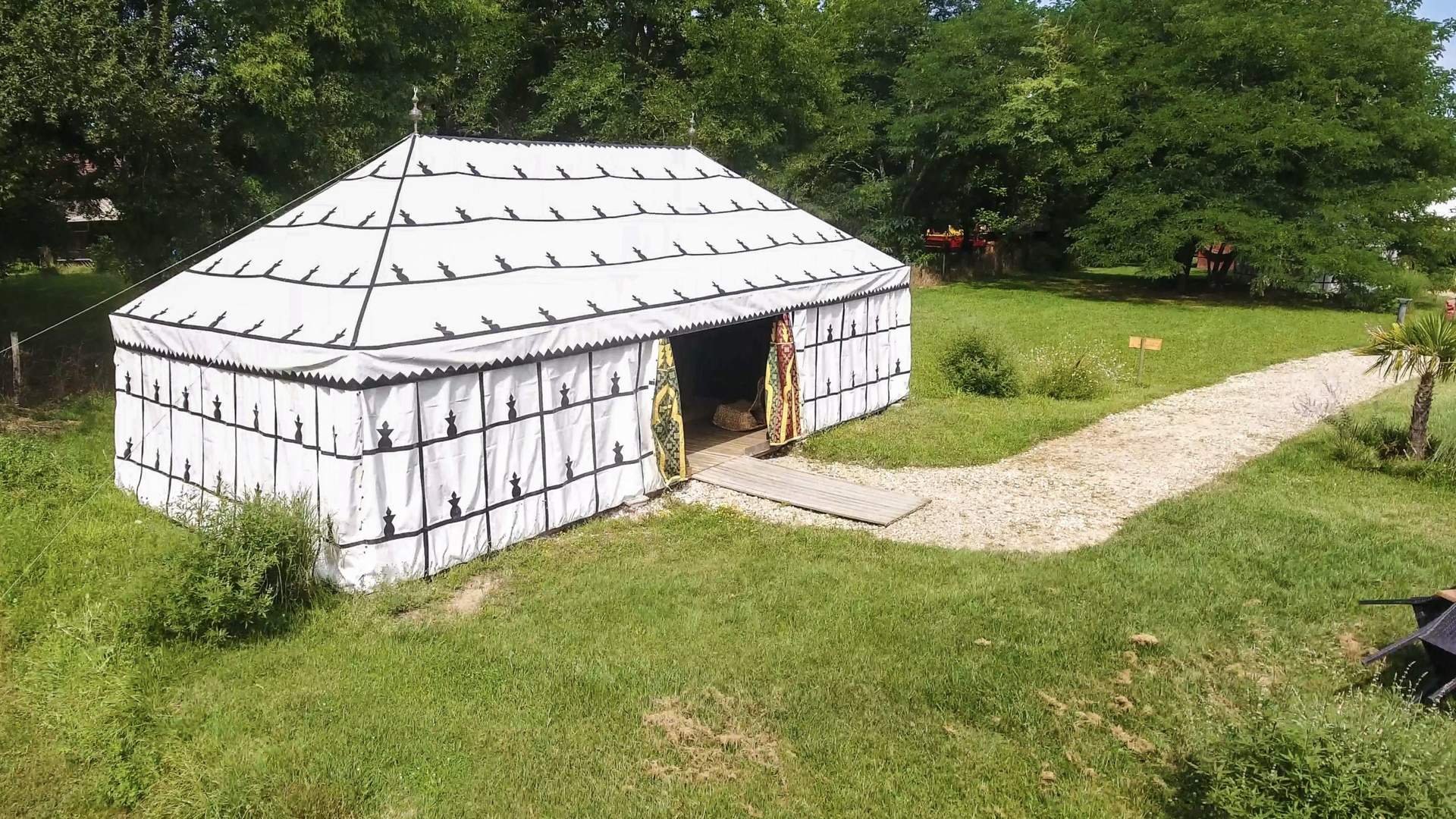 Tente Caidale 7 Hébergement insolite en Aquitaine : une yourte spacieuse entourée de verdure.