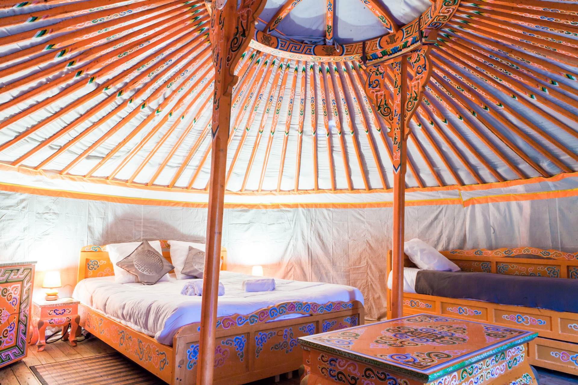 Yourte 5 Yourte colorée avec lit douillet et décor traditionnel, située en Aquitaine.