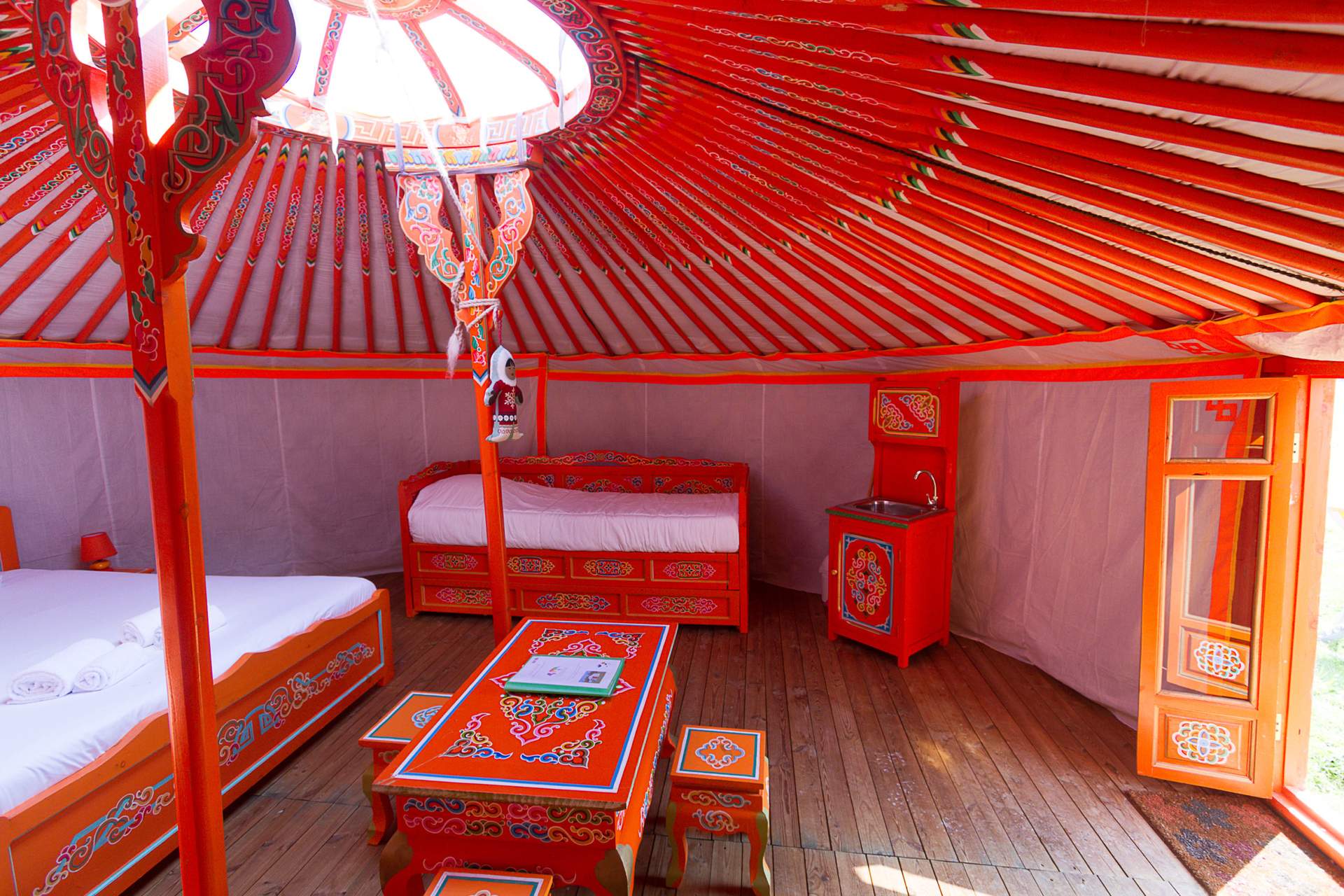 Yourte 7 Yourte colorée en Aquitaine, avec un intérieur en bois et des motifs traditionnels.